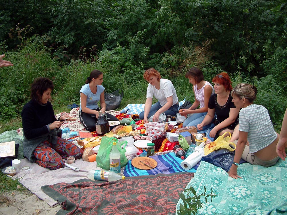 Teachers preparing the food