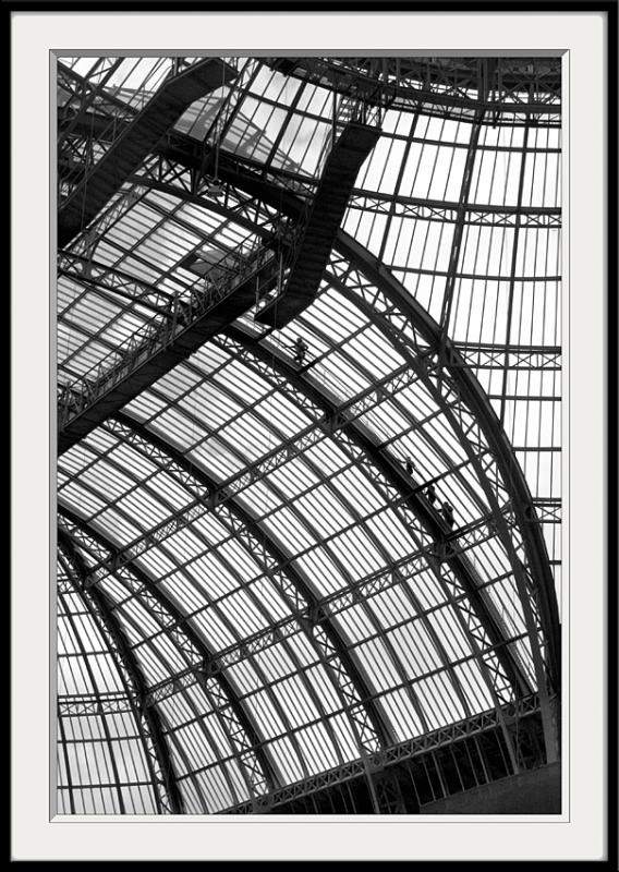 Grand palais4 hommes sur le toit