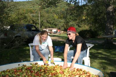 Michelle and Abee washing apples