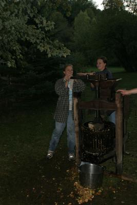 Abee pressing apples