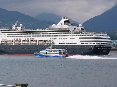 MS Statendam and Harbour Lynx