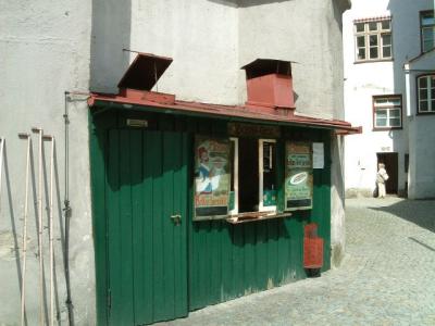 Tiny little food hut thing -- Ein Cola?