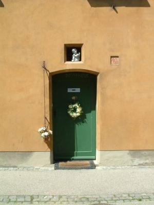 A doorway niche