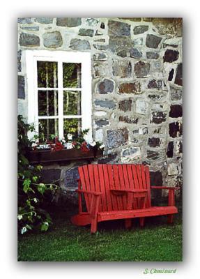 Moulin St-Jean banc rouge -At  the Mill of Saint-Jean-Port-Joli