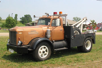 1954 INTERNATIONAL LD305 Wrecker