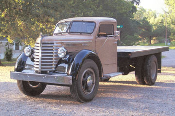 1948 DIAMOND T 1 & 1/2 Ton Flatbed