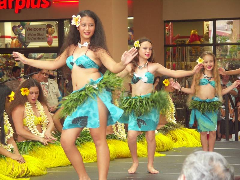 Hula dancers