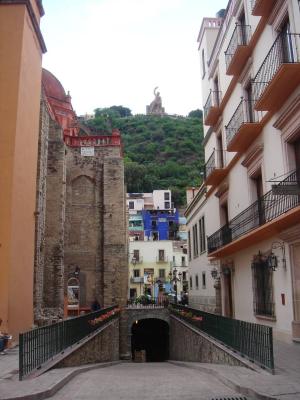 Calles de Guanajuato al fondo entrada a uno de los doce tuneles