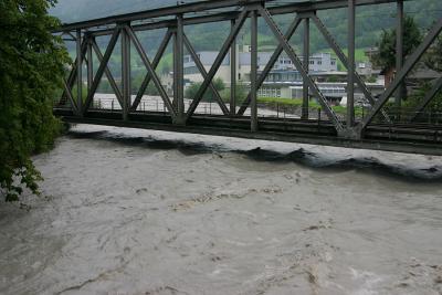 Ennenda - Eisenbahnbrcke bei Hochwasser