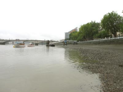 Embankment, 1st slipway, river edge low tide looking down river.