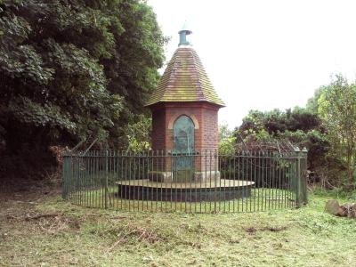 Unusual structure beside Twickenham bridge. Upriver side.