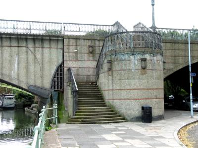 Ranelagh Drive steps onto bridge.