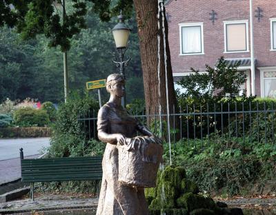 Statue of a washing women