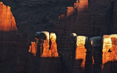 setting sun at canyonland