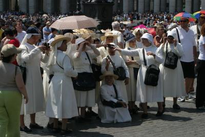 Group of nuns waiting for the pope's blessing