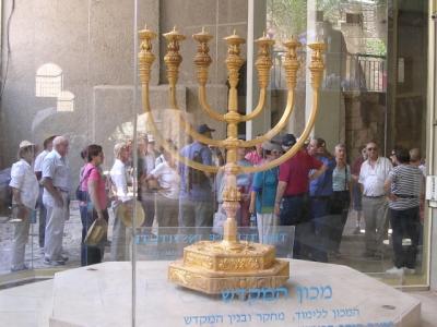 מנורת המקדש - תצוגה בקרדו - דן מרום