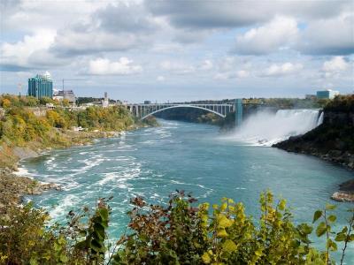 Niagara Falls & The Rainbow Bridge