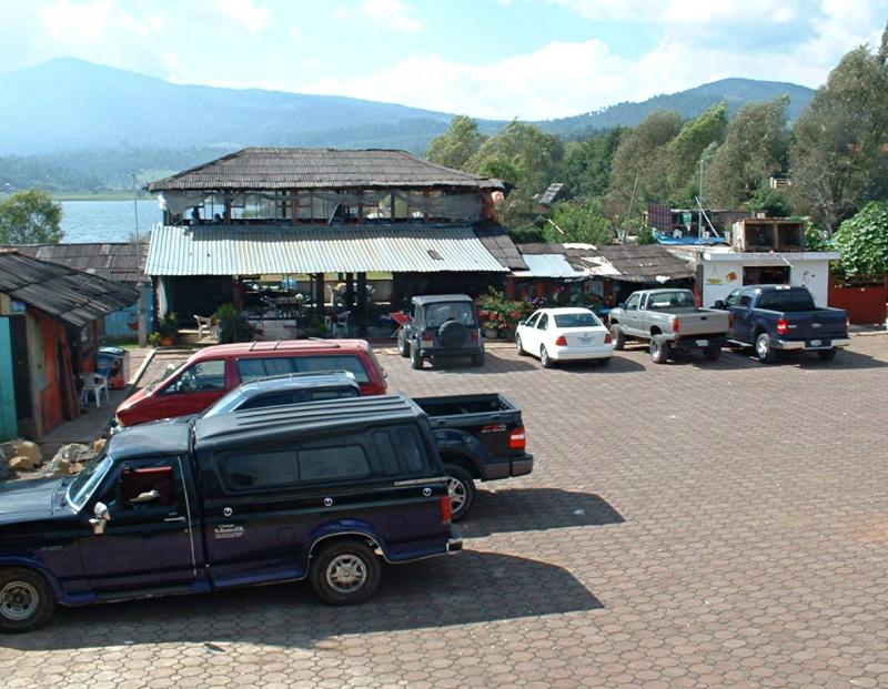 Estacionamiento al muelle de Zirahuen