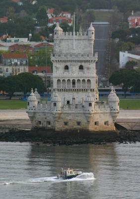 Torre de Belm and pilot boat