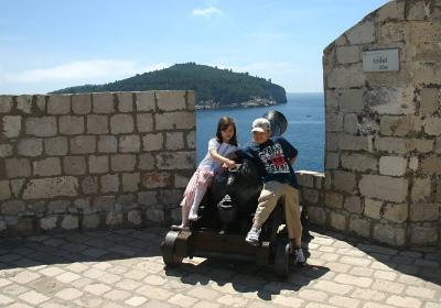 Children posing with the cannon