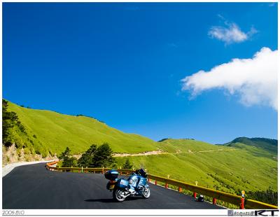 Under the blue sky, the way to Wuling...