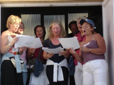 Terwijl de jury druk aan het verbeteren is, worden we vergast op een serenade van onze godinnen ...