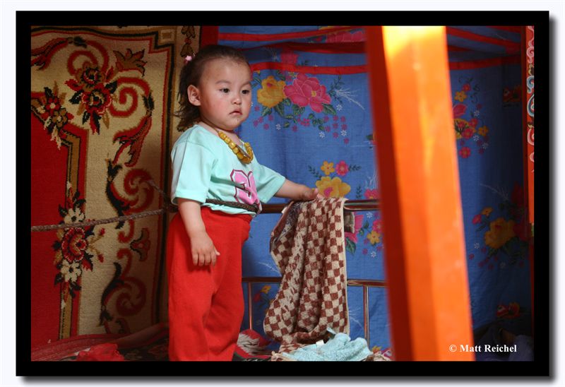 Little Kid Standing on the Bed, Tov Aimag