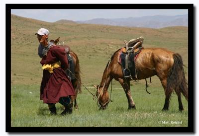 Davaa Leads a Horse, Tov Aimag