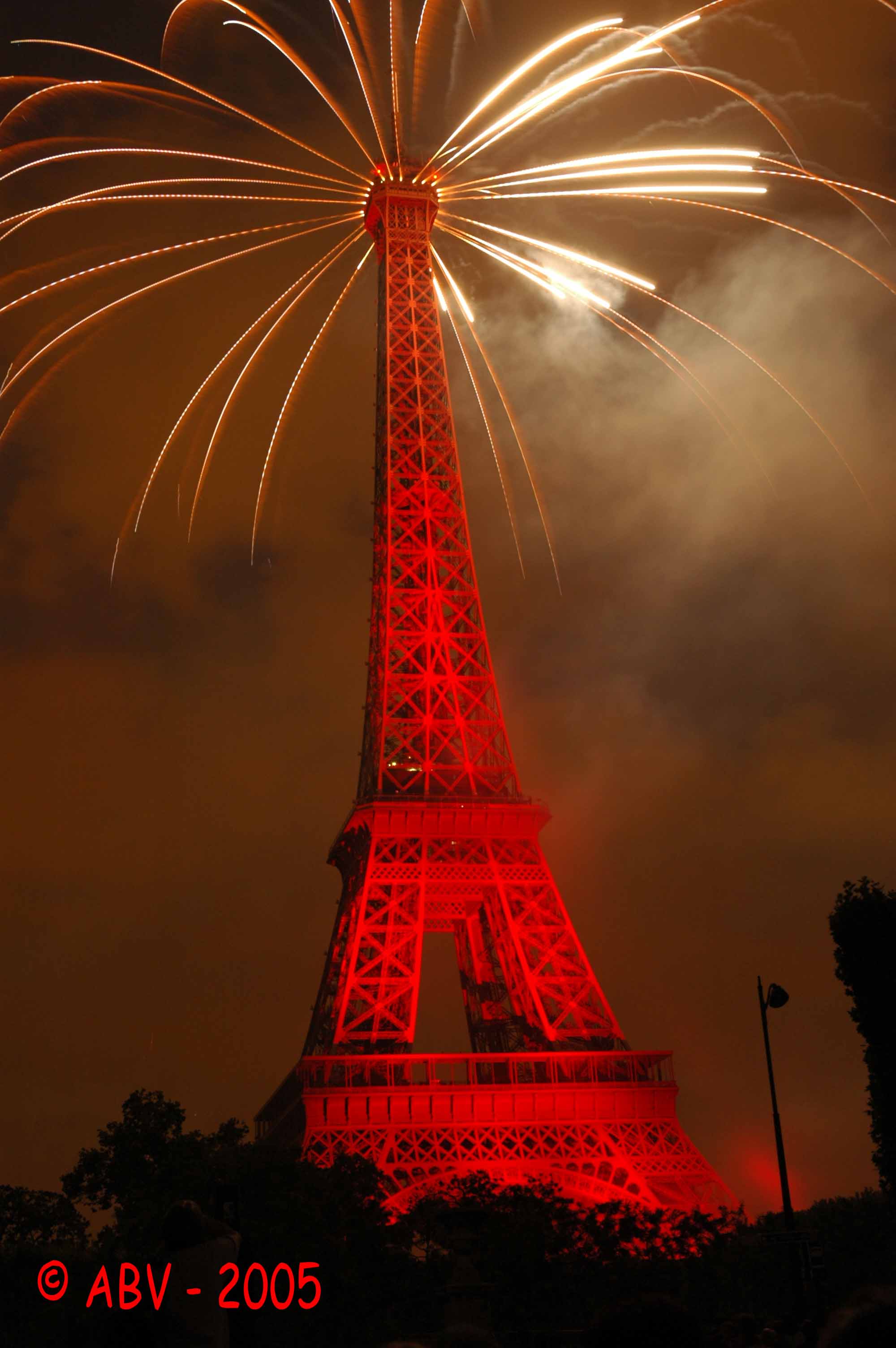 Tour Eiffel rouge.jpg