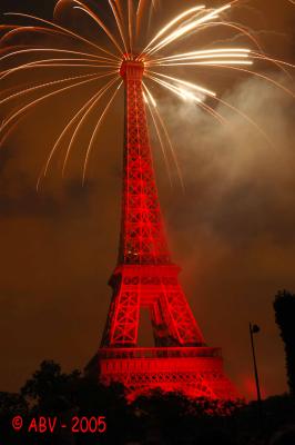 Tour Eiffel rouge.jpg