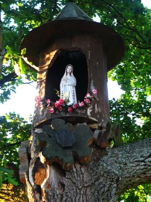 BV Mary Figure In The Tree