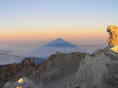 shadow of the 3.718 m high Pico del Teide.jpg