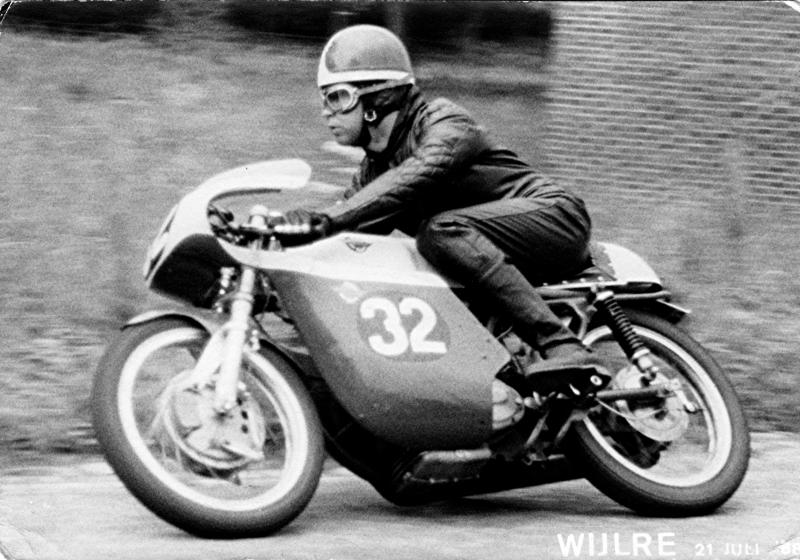 Scanned: racing my Ducati in the dry (1968)
