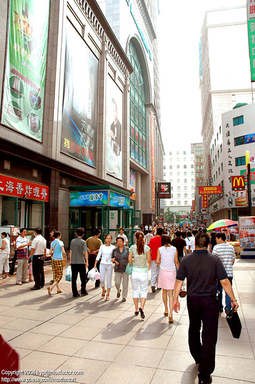 Dalian 大連 - 青泥洼橋大商百貨門口