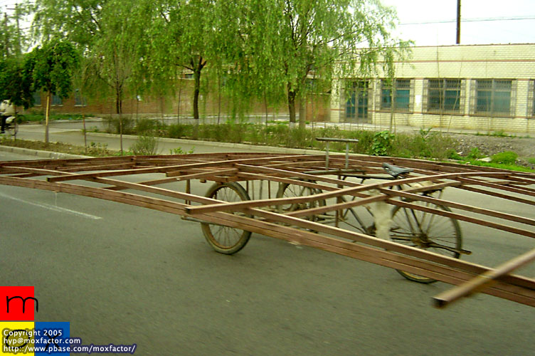 Anshan+Liaoyang 鞍山+遼陽 - weve all seen those net pics of giant stacks of things on a bike, this is the chassis