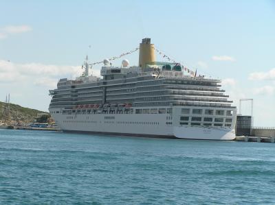 Passing P&O cruise liner Arcadia