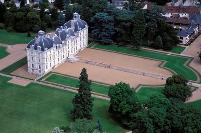 Chateau de Cheverny from a baloon