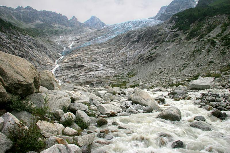 La naissance du torrent sous le glacier