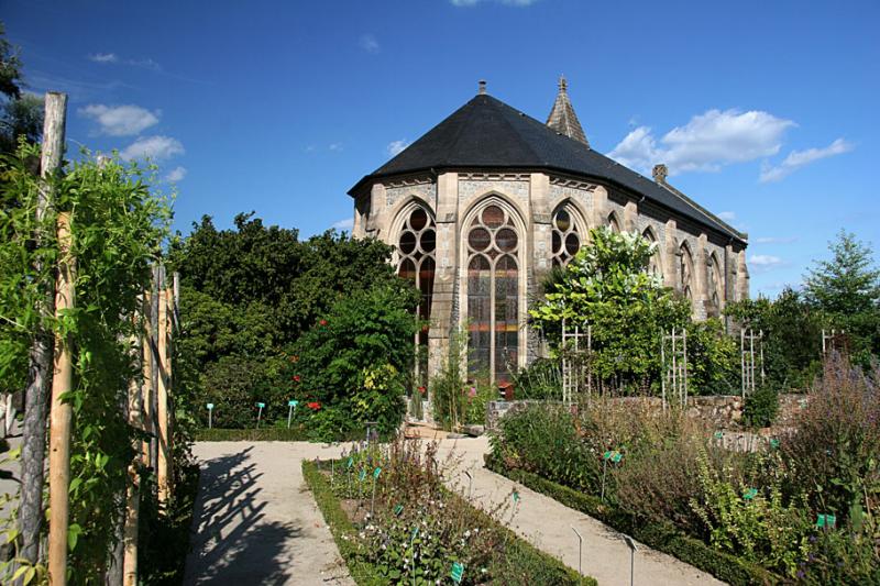 Le jardin botanique sur fond de chapelle