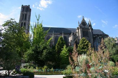 La cathdrale St Etienne et le jardin botanique