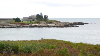 And what's a trip to Kennebunk without a gander at Walker Point!?? No one's home! So what else is new?