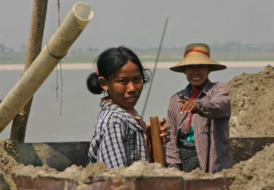women workers-Irrawaddy.jpg