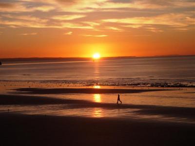 Stranger sunrise, Swansea Bay