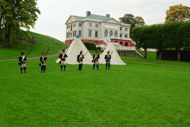 Tlt och manschap framantill slottet
