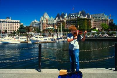 Violin player at Victoria Harbour