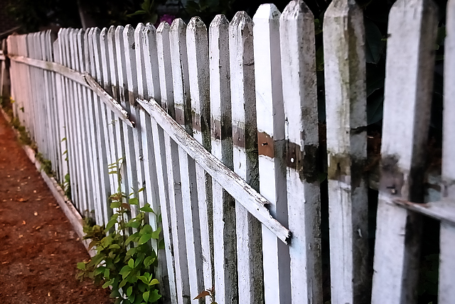 Fence on Warren June 12 2005 p.jpg