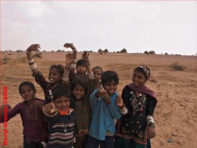 20050207 097 Bikaner to Jaisalmer children at village with round huts hh.jpg
