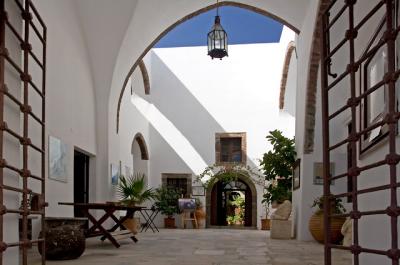 Santorini Courtyard