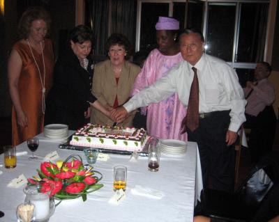 v3/76/348376/3/49608864.FinalwebcakecuttingwithotherVIPsinclAMVKHSetc.jpg