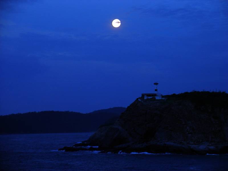 Moonset over Huatulco